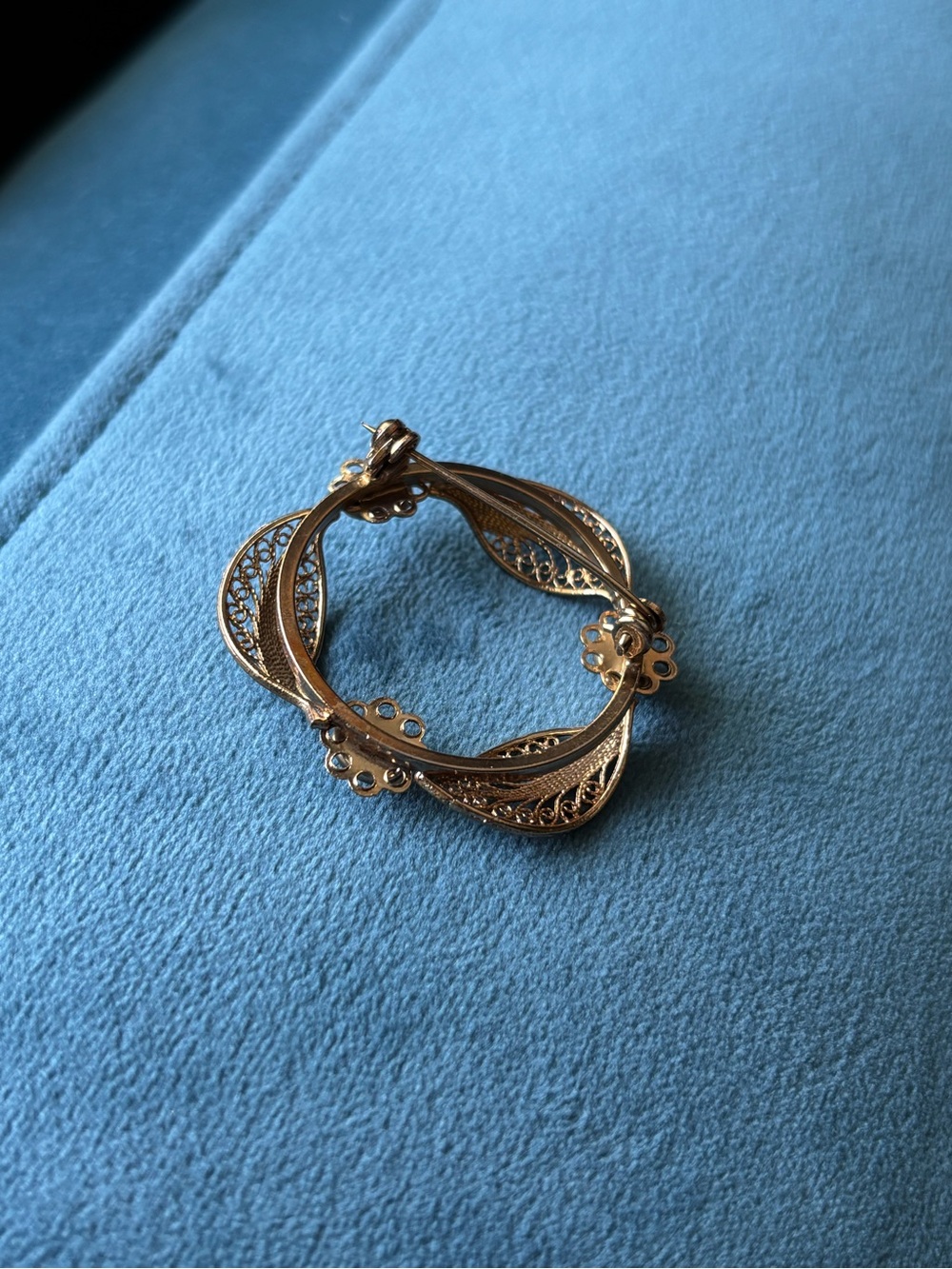 Vintage mid-century gold tone filigree brooch with three opal-like stones - Picture 5 of 8